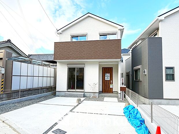 【現地写真(外観)【1号地】】軽くて火災に強い屋根材を採用し、地震時の建物への負担や揺れを軽減しています。