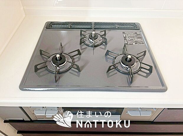 【ビルトインコンロ】フラットな構造で清掃性が高く、過熱防止センサー付３口タイプで日頃の家事も快適です。