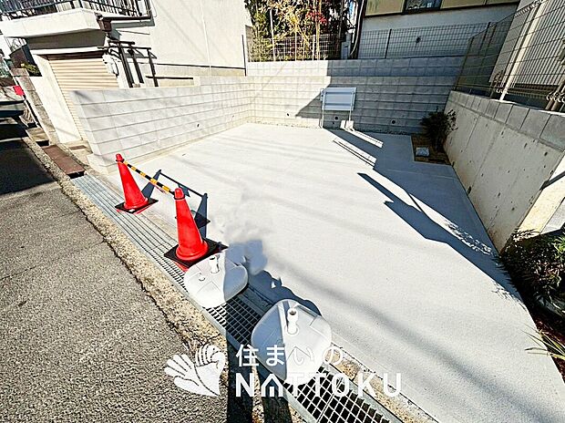 【現地写真(駐車場)】駐車スペースが広く、運転が苦手な方も安心です。