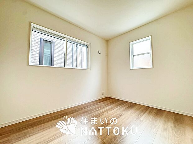 【現地写真(洋室)】木目の美しさを際立たせるシンプルデザインの建具を使用しています。