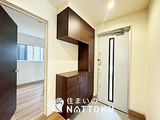 【現地写真（玄関）】玄関には、大型のシューズ収納を設置しています。