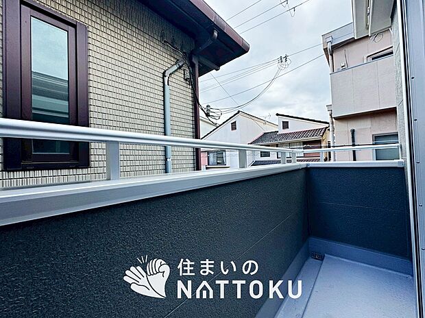 【バルコニー】奥行きが広く、洗濯物をゆったりと干せる十分な広さで、家族の洗濯も捗ります。