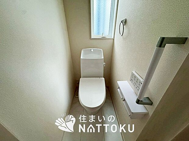 【トイレ】汚れてもサッとひと拭きでお手入れ簡単、エコ仕様の温水洗浄便座付きのトイレです。
バリアフリーにも配慮しています。