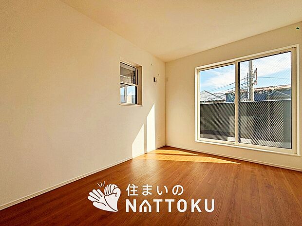 【現地写真(寝室)】木目の美しさを際立たせるシンプルデザインの建具を使用しています。