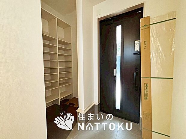 【現地写真(玄関)】玄関には、大型のシューズ収納を設置しています。
