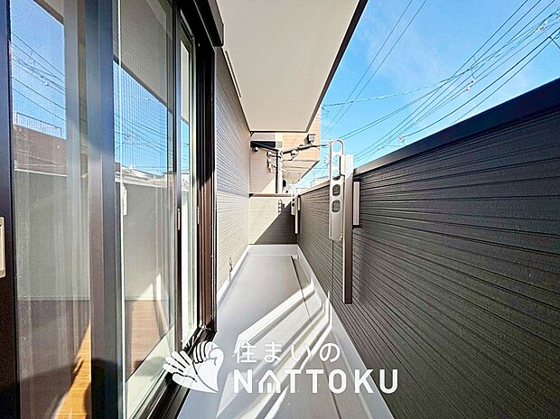 【バルコニー】奥行きが広く、洗濯物をゆったりと干せる十分な広さで、家族の洗濯も捗ります。