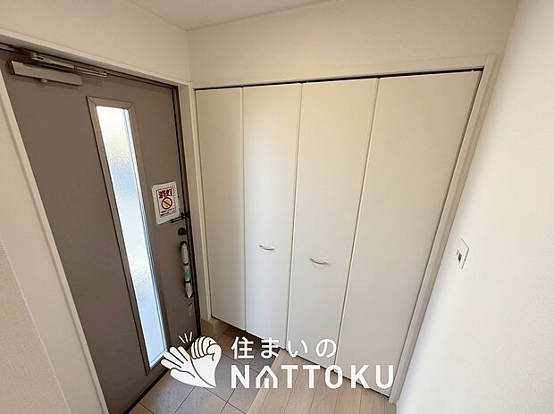 【現地写真(玄関)】玄関には、大型のシューズ収納を設置しています。