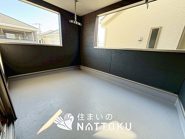 【バルコニー】奥行きが広く、洗濯物をゆったりと干せる十分な広さで、家族の洗濯も捗ります。