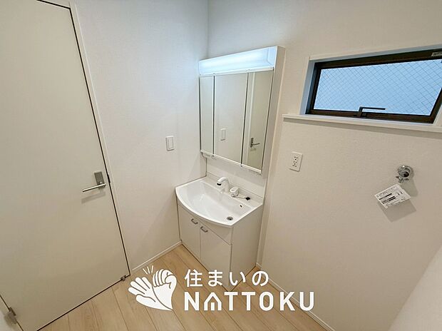 【洗面台・洗面所】鏡の両サイドは、必要なものを取出しやすく、大きな鏡面で朝の準備も快適。
使いやすいリフトアップ機能付きのシングルレバーシャワー水栓付です。