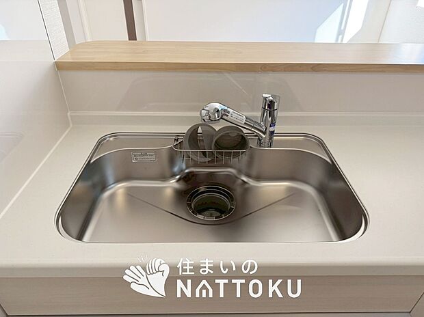 【浄水器内臓ハンドシャワー付シンク】広々とした凸型シンクに洗剤ポケットを標準装備。すっきり収納できます。
また、蛇口の先端に浄水器を内蔵しているため場所をとりません。