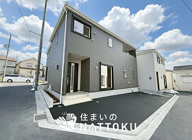 【現地写真(外観)【4号地】】軽くて火災に強い屋根材を採用し、地震時の建物への負担や揺れを軽減しています。