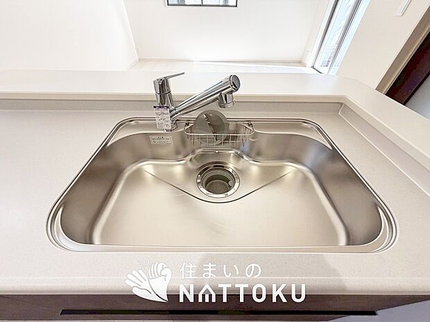 【浄水器内臓ハンドシャワー付シンク】傷や汚れが付きにくい静音仕様の全面エンボス加工シンク。
また、蛇口の先端に浄水器を内蔵。浄水シャワーが使える毎分4リットルのたっぷり浄水。