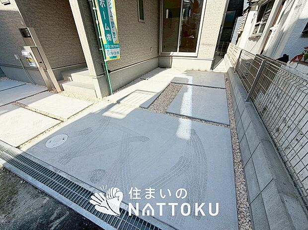 【現地写真(駐車場)】駐車スペースが広く、運転が苦手な方も安心です。