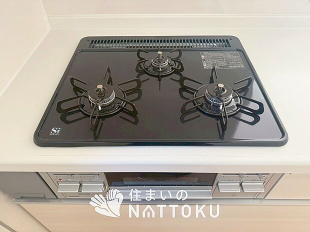 【ビルトインコンロ】フラットな構造で清掃性が高く、過熱防止センサー付３口タイプで日頃の家事も快適です。