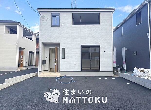 【現地写真（外観）【３号地】】軽くて火災に強い屋根材を採用し、地震時の建物への負担や揺れを軽減しています。