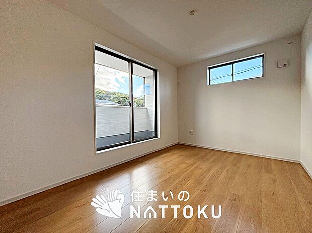 【現地写真(寝室)】木目の美しさを際立たせるシンプルデザインの建具を使用しています。