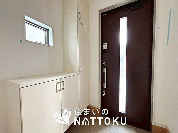 【現地写真(玄関)】玄関には、大型のシューズ収納を設置しています。