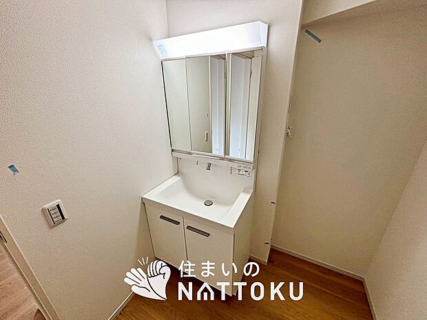 【洗面台・洗面所 】鏡の両サイドは、必要なものを取出しやすく、大きな鏡面で朝の準備も快適。
使いやすいリフトアップ機能付きのシングルレバーシャワー水栓付です。