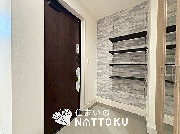 【現地写真(玄関)】玄関には、大型のシューズ収納を設置しています。