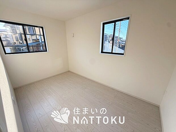 【現地写真（洋室）】木目の美しさを際立たせるシンプルデザインの建具を使用しています。