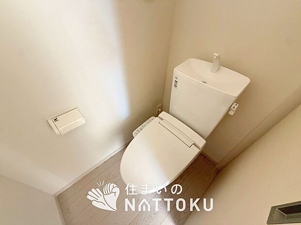 【トイレ】汚れてもサッとひと拭きでお手入れ簡単、エコ仕様の温水洗浄便座付きのトイレです。
バリアフリーにも配慮しています。
