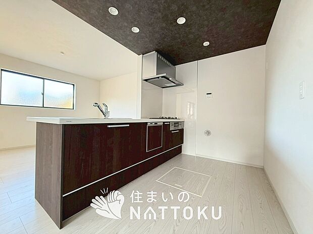 【現地写真（キッチン）】収納たっぷりのシステムキッチン、浄水器付水栓を標準装備しています。