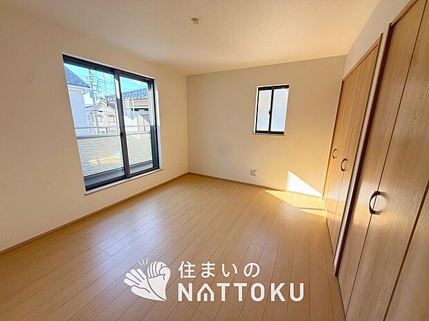 【現地写真（寝室）】木目の美しさを際立たせるシンプルデザインの建具を使用しています。