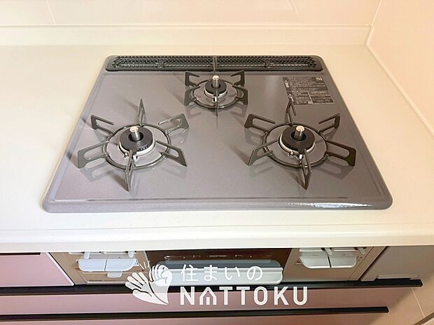 【ビルトインコンロ】フラットな構造で清掃性が高く、過熱防止センサー付３口タイプで日頃の家事も快適です。