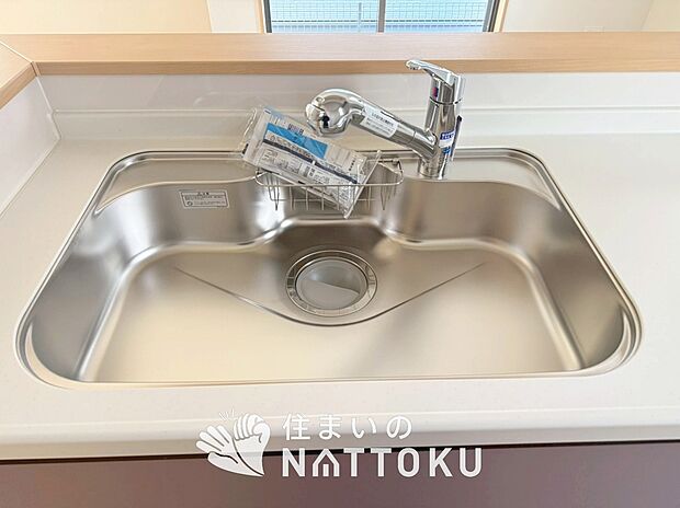 【浄水器内臓ハンドシャワー付シンク】広々とした凸型シンクに洗剤ポケットを標準装備。すっきり収納できます。
また、蛇口の先端に浄水器を内蔵しているため場所をとりません。
