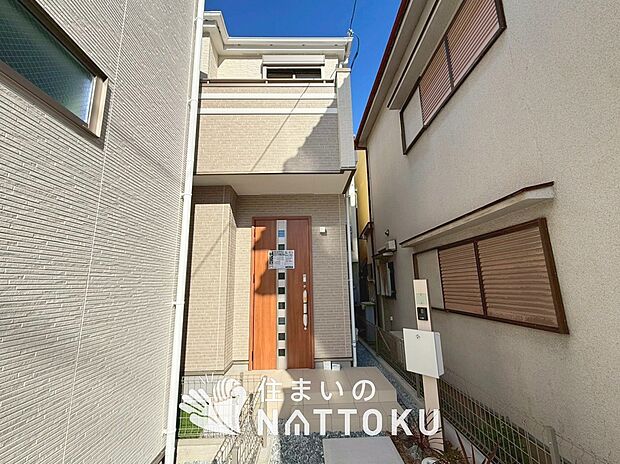 【現地写真（外観）【A号地】】雨で汚れを落とし、耐久性・耐候性に優れた外壁を使用しています。