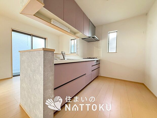 【現地写真（キッチン）】収納たっぷりのシステムキッチン、浄水器付水栓を標準装備しています。