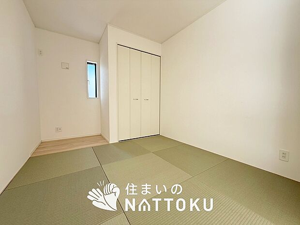 【現地写真（和室）】大壁仕様の新和室。くつろぎの空間です。