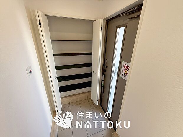 【現地写真（玄関）】玄関には、大型のシューズ収納を設置しています。