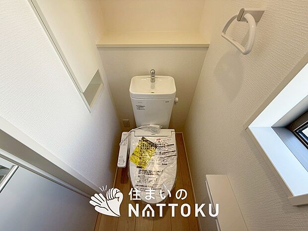 【トイレ】汚れてもサッとひと拭きでお手入れ簡単、エコ仕様の温水洗浄便座付きのトイレです。
バリアフリーにも配慮しています。