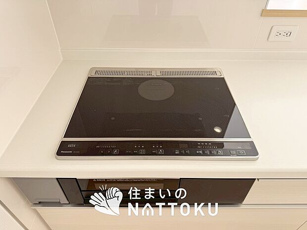 【ビルトインコンロ】フラットな構造で清掃性が高く、過熱防止センサー付３口タイプで日頃の家事も快適です。