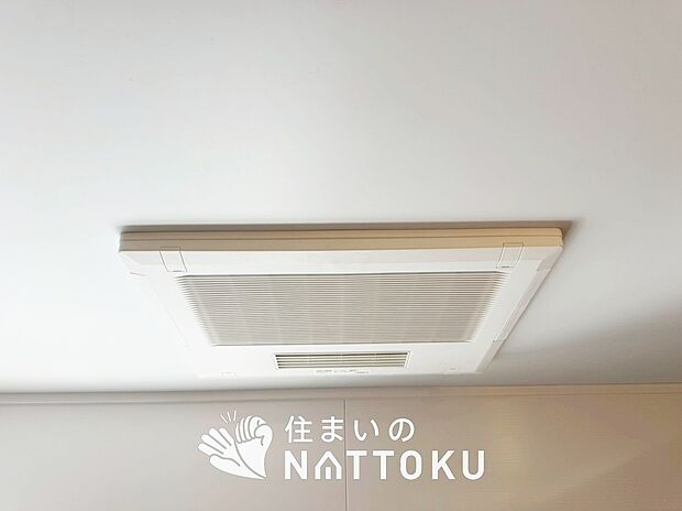 【電気式浴室暖房換気乾燥機】寒い冬場はあたたかく、暑い夏場は扇風機のような心地よさです。
雨の日は、浴室が衣類乾燥スペースになります。