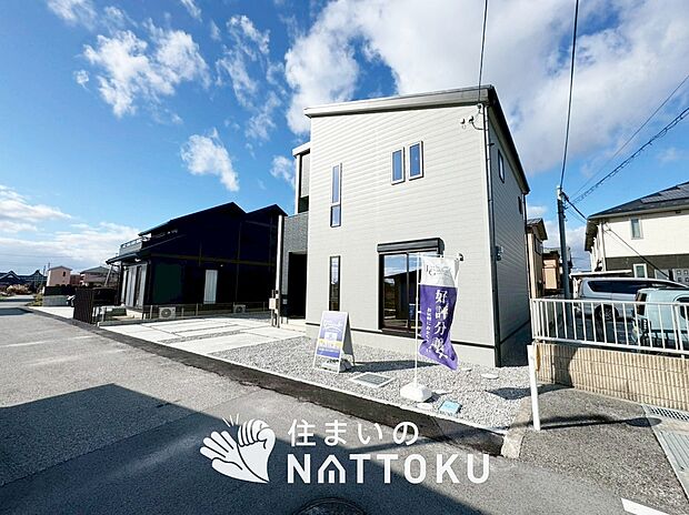 【現地写真（前道含む外観）】健康被害に配慮したもっとも安全性の高い建材を採用し、シックハウス対策をしております。