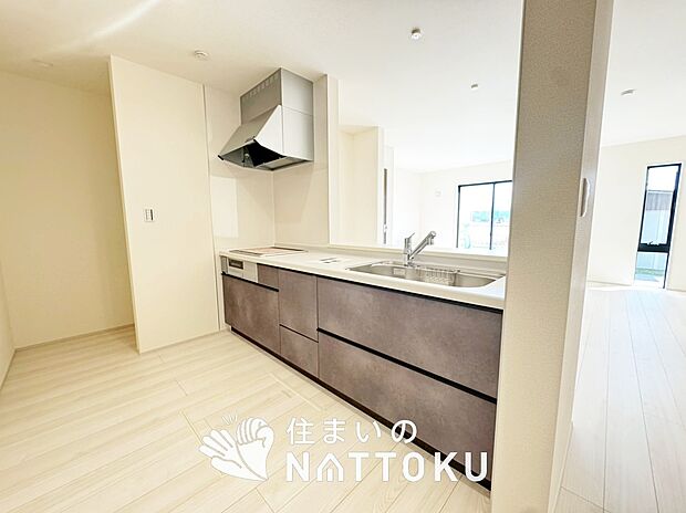 【現地写真（キッチン）】収納たっぷりのシステムキッチン、浄水器付水栓を標準装備しています。