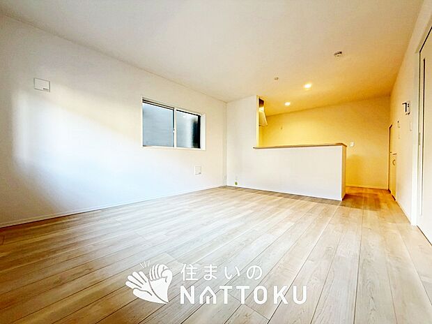 【現地写真(リビング)】フローリング材には、木目、色調など木材特有の風合いがあり、ナチュラルな美しさになっています。