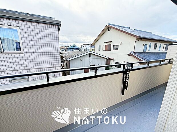 【バルコニー】奥行きが広く、洗濯物をゆったりと干せる十分な広さで、家族の洗濯も捗ります。