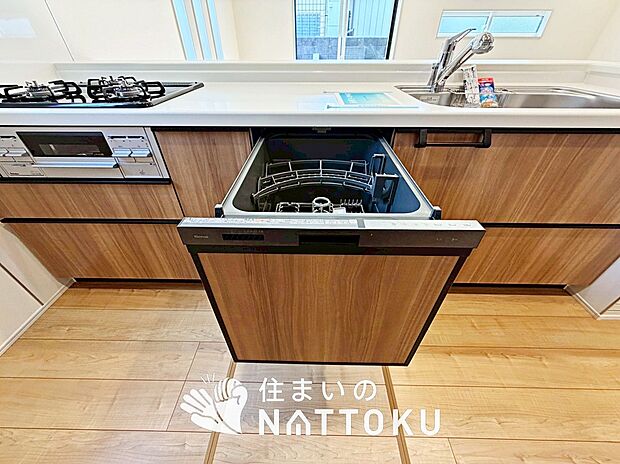 【食器洗い乾燥機】食後の時間にゆとりを与えてくれる食器洗い乾燥機。
操作ボタンも上面にあるので、腰をかがめずに操作ができラクラクです。