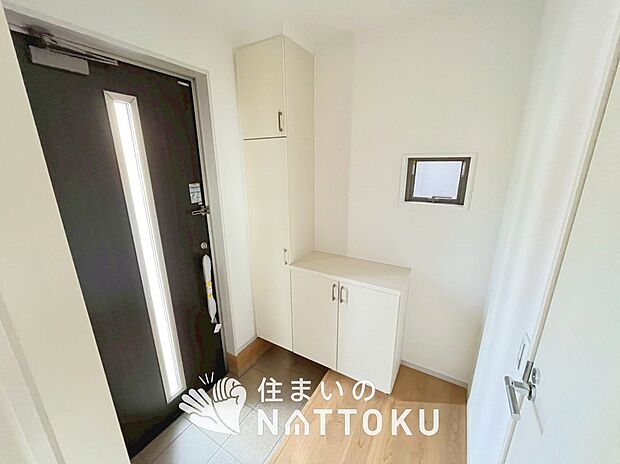 【現地写真(玄関)】玄関には、大型のシューズ収納を設置しています。