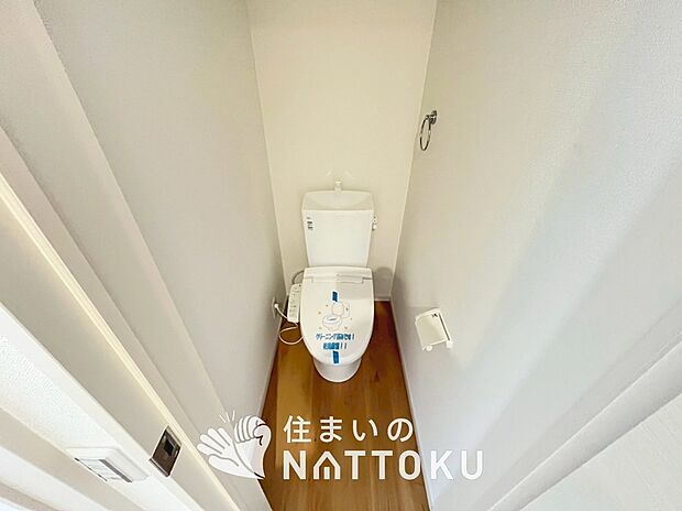 【トイレ】汚れてもサッとひと拭きでお手入れ簡単、エコ仕様の温水洗浄便座付きのトイレです。
バリアフリーにも配慮しています。

