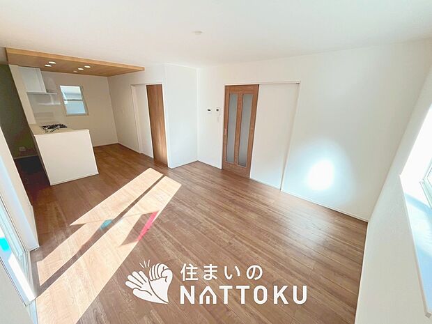 【現地写真(リビング)】フローリング材には、木目、色調など木材特有の風合いがあり、ナチュラルな美しさになっています。