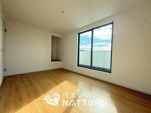 【現地写真（寝室）】木目の美しさを際立たせるシンプルデザインの建具を使用しています。