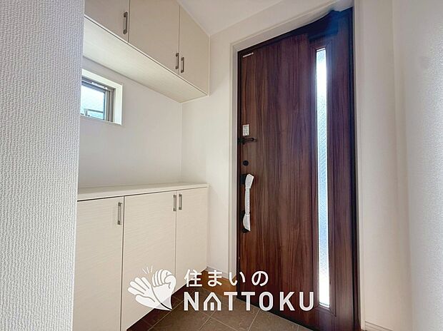 【現地写真（玄関）】玄関には、大型のシューズ収納を設置しています。