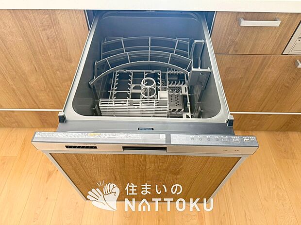 【食器洗い乾燥機】食後の時間にゆとりを与えてくれる食器洗い乾燥機。
操作ボタンも上面にあるので、腰をかがめずに操作ができラクラクです。
