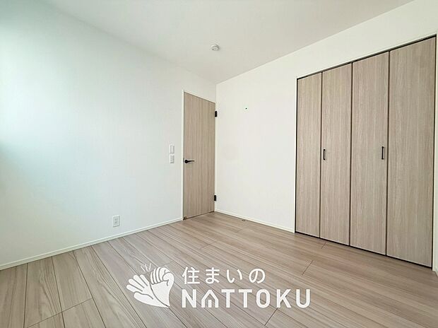 【現地写真（寝室）】木目の美しさを際立たせるシンプルデザインの建具を使用しています。