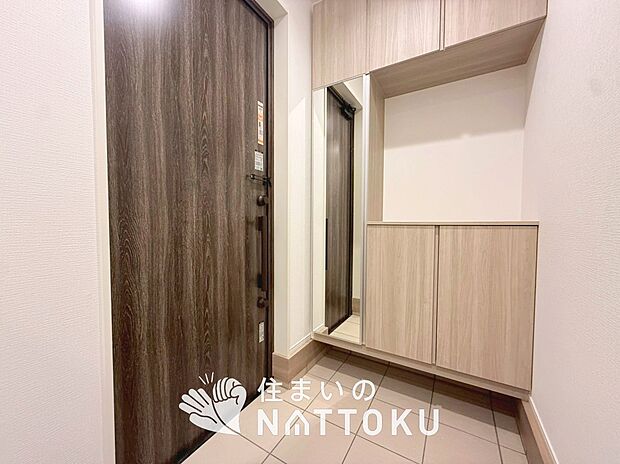 【現地写真（玄関）】玄関には、大型のシューズ収納を設置しています。