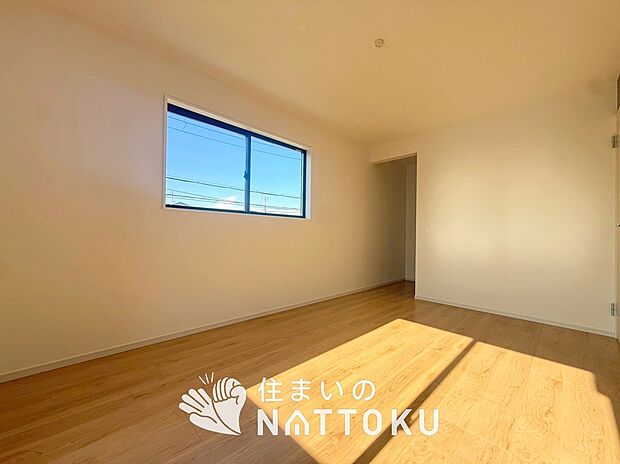 【現地写真(寝室)】木目の美しさを際立たせるシンプルデザインの建具を使用しています。